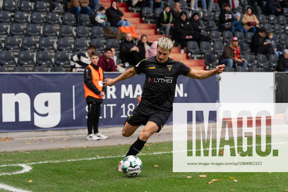 Soccer 3rd Division, VfB Stuttgart U23 vs. Alemannia Aachen, from left: cross by Lukas Scepanik 7, Alemannia Aachen vs. Großaspach