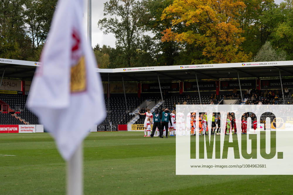 Soccer 3rd Division, VfB Stuttgart U23 vs. Alemannia Aachen, from left: Teams warming up in Großaspach