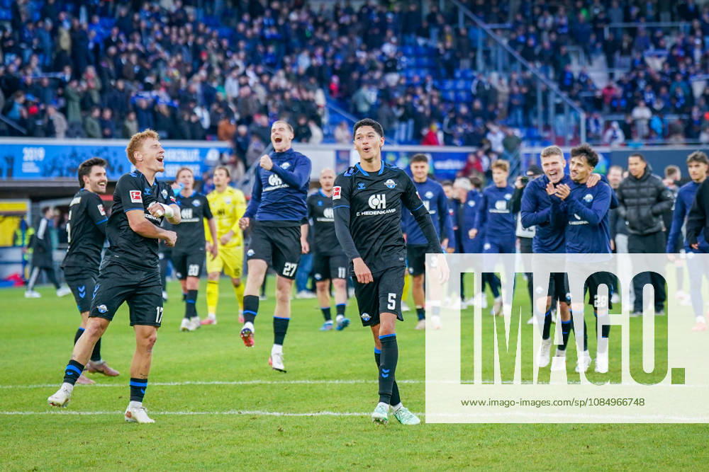 German Soccer Bundesliga 2026–2027, Matchday 7: SC Paderborn vs. Hamburger SV at Home Deluxe Arena, Paderborn—Joy, Emotions, celebration following the 1–0 victory by Rayan Philippe (Paderborn 9), Laurin Curda (Paderborn 17), Santiago Castaneda (Paderborn 5), Laurin Ulrich (Paderborn 28), Tom Baack (Paderborn 6), Steffen Tigges (Paderborn 27), and the team
