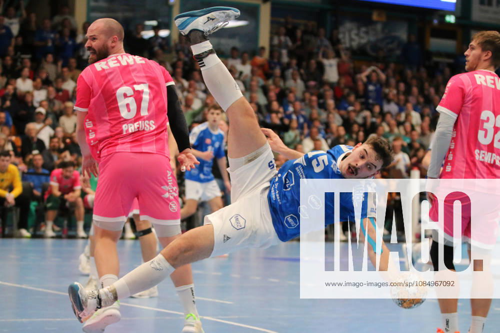 Men s Handball 2026–2027, 2nd Division, Matchday 9: Dessau Roßlauer HV 06 vs. SC DHfK Leipzig at Anhalt Arena, Dessau. Referee: Marcel Nowak, Dessau, 15, blue, flies through the air after a rough foul by Moritz Preuss; Leipzig, 67, pink, flies uncontrollably through the air; Dessau Roßlau, Saxony-Anhalt, Germany