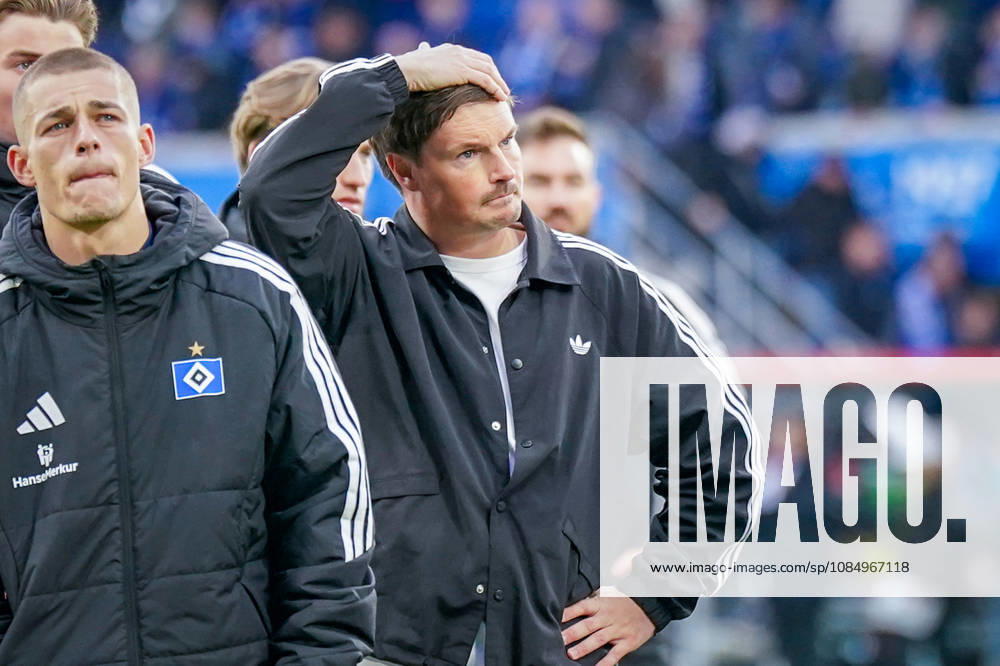 German Soccer Bundesliga 2026–2027, Matchday 7: SC Paderborn vs. Hamburger SV at Home Deluxe Arena in Paderborn; Merlin Polzin, coach of Hamburger SV, with a pensive expression; in front of him, Miro Muheim of Hamburger SV, 28