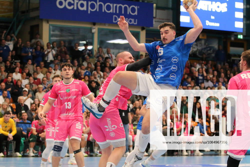 Men s Handball 2026–2027, 2nd Division, Matchday 9: Dessau Roßlauer HV 06 vs. SC DHfK Leipzig, Anhalt Arena, Dessau. Marcel Nowak (Dessau, 15, blue) is tackled by Moritz Preuss (Leipzig, 67, pink, in Dessau Roßlau, Saxony-Anhalt, Germany