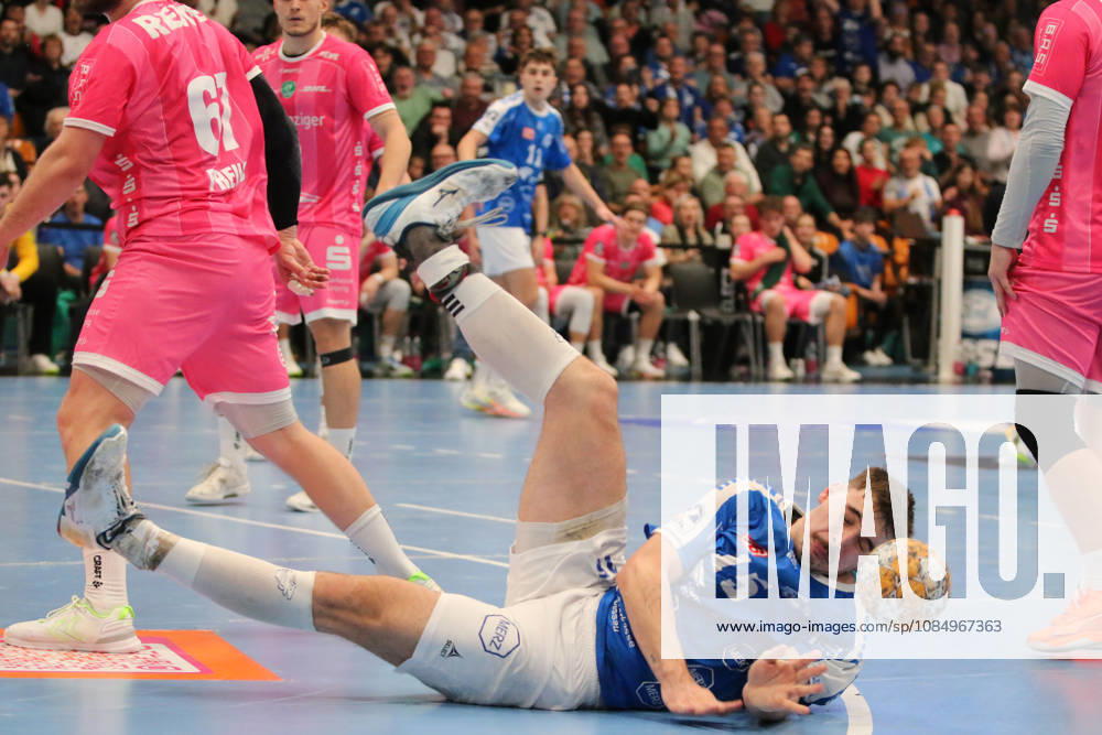 Men s Handball 2026–2027, 2nd Division, Matchday 9: Dessau Roßlauer HV 06 vs. SC DHfK Leipzig, Anhalt Arena, Dessau, Marcel Nowak, Dessau, 15, blue, lands uncontrollably on the court after a rough foul by Moritz Preuss, Leipzig, 67, pink, Dessau Roßlau, Saxony-Anhalt, Germany
