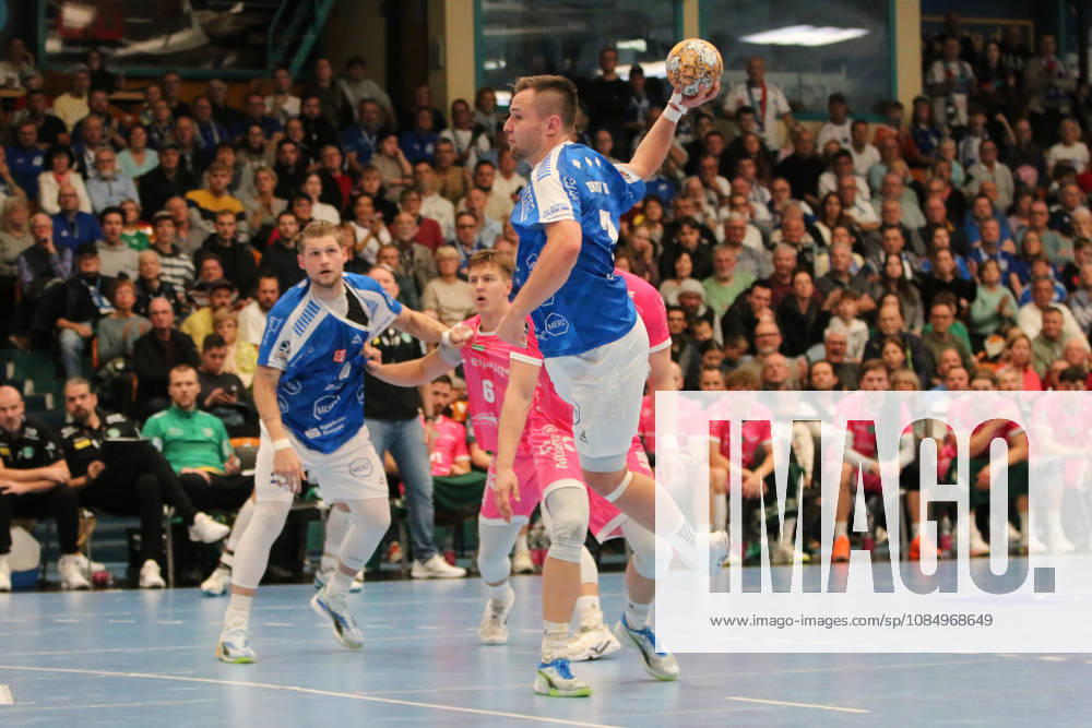 Men s Handball 2026–2027, 2nd Division, Matchday 9: Dessau Roßlauer HV 06 vs. SC DHfK Leipzig, Anhalt Arena, Dessau, Carl Phillip Haake, Dessau, 7, wearing blue while shooting at the goal Dessau Roßlau Saxony-Anhalt Germany