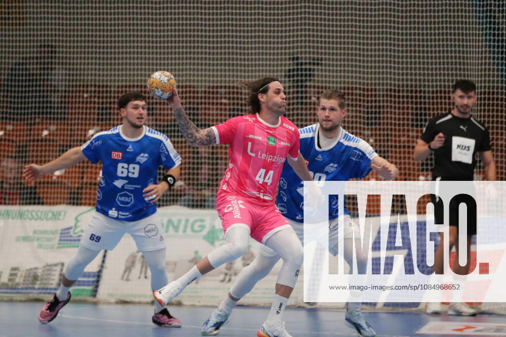 Men s Handball 2026–2027, 2nd Division, Matchday 9: Dessau Roßlauer HV 06 vs. SC DHfK Leipzig at Anhalt Arena, Dessau. Dean Bombac (Leipzig), 44, in pink with the ball; Leon Ciudad of Dessau, 20, in blue, screens him; Dessau Roßlau, Saxony-Anhalt, Germany