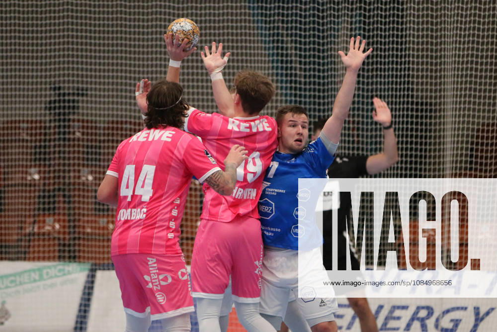Men s Handball 2026–2027, 2nd Division, Matchday 9: Dessau Roßlauer HV 06 vs. SC DHfK Leipzig, Anhalt Arena, Dessau, Carl Phillip Haake, Dessau, 7, blue, with a determined block against Finn Schroven, Leipzig, 19, pink; Dessau Roßlau, Saxony-Anhalt, Germany