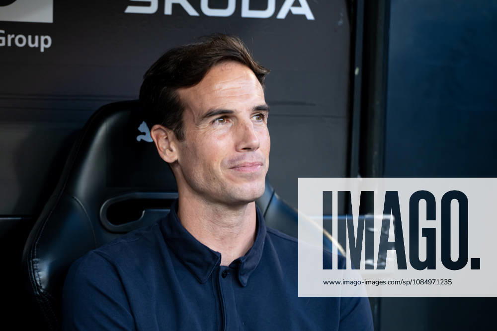 INIGO PEREZ coach of Villarreal CF during the LaLiga EA Sports, match between Valencia CF and Villarreal CF at Mestalla stadium Soccer 2026: LaLiga: Valencia CF - Villarreal CF - ZUMAs385 20261024_zsp_s385_004