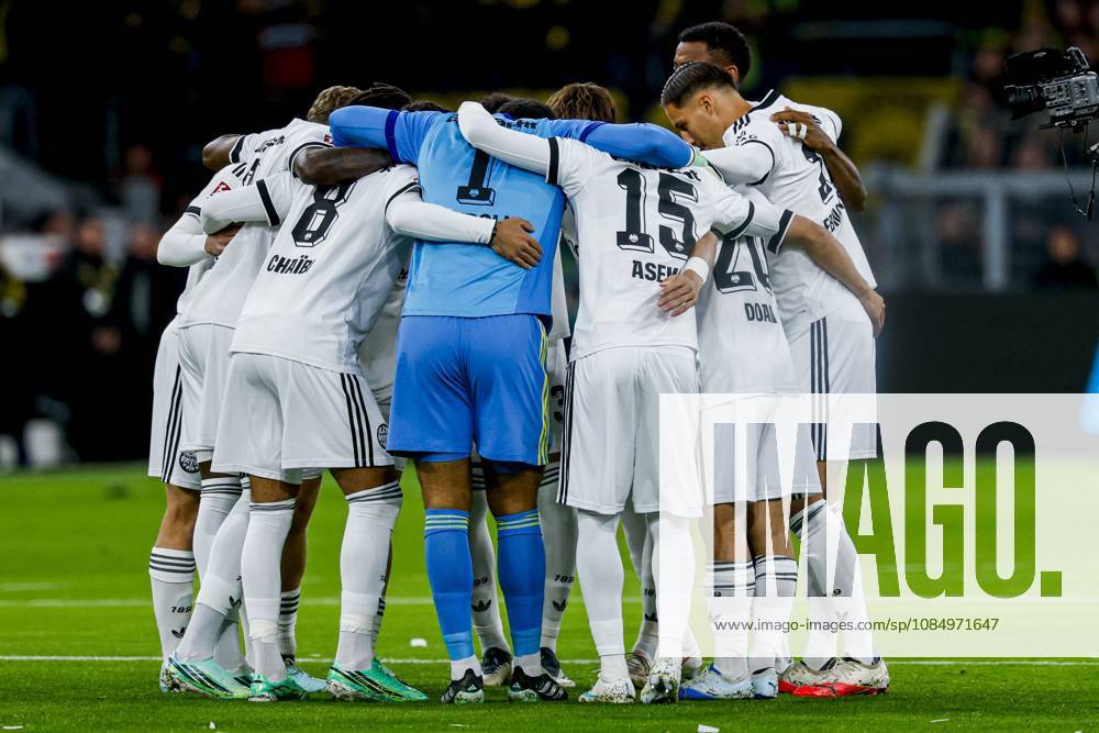 DORTMUND - Eintracht Frankfurt team forms a circle ahead of the Bundesliga match between Borussia Dortmund and Eintracht Frankfurt at Signal Iduna Park on October 24, 2026, in Dortmund, Germany. MARCEL TER BALS ANP Bundesliga 2026 27 ANPxSportx xMarcelxterxBalsxIVx 573490228 originalFilename: 573490228