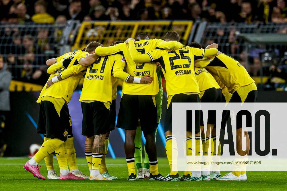 DORTMUND - The Borussia Dortmund team forms a circle ahead of the Bundesliga match between Borussia Dortmund and Eintracht Frankfurt at Signal Iduna Park on October 24, 2026, in Dortmund, Germany. MARCEL TER BALS ANP Bundesliga 2026 27 ANPxSportx xMarcelxterxBalsxIVx 573491101 originalFilename: 573491101