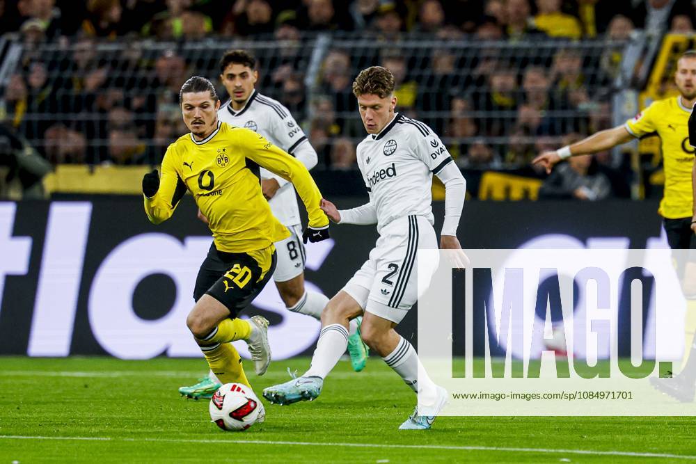 DORTMUND - Elias Baum of Eintracht Frankfurt passes the ball under pressure from Marcel Sabitzer of Borussia Dortmund during the Bundesliga match between Borussia Dortmund and Eintracht Frankfurt at Signal Iduna Park on October 24, 2026, in Dortmund, Germany. MARCEL TER BALS ANP Bundesliga 2026 27 ANPxSportx xMarcelxterxBalsxIVx 573491112 originalFilename: 573491112