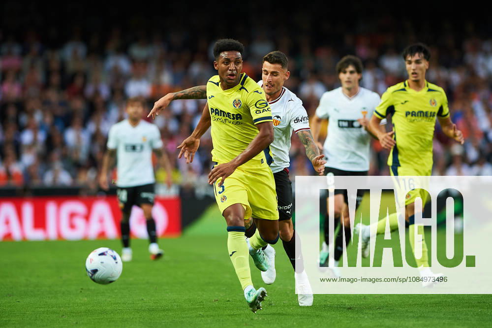 Alex Freeman of Villarreal CF and Dani Raba of Valencia CF during the LaLiga EA Sports match between Valencia CF and Villarreal CF at Mestalla on October 24, 2026, in Valencia, Spain