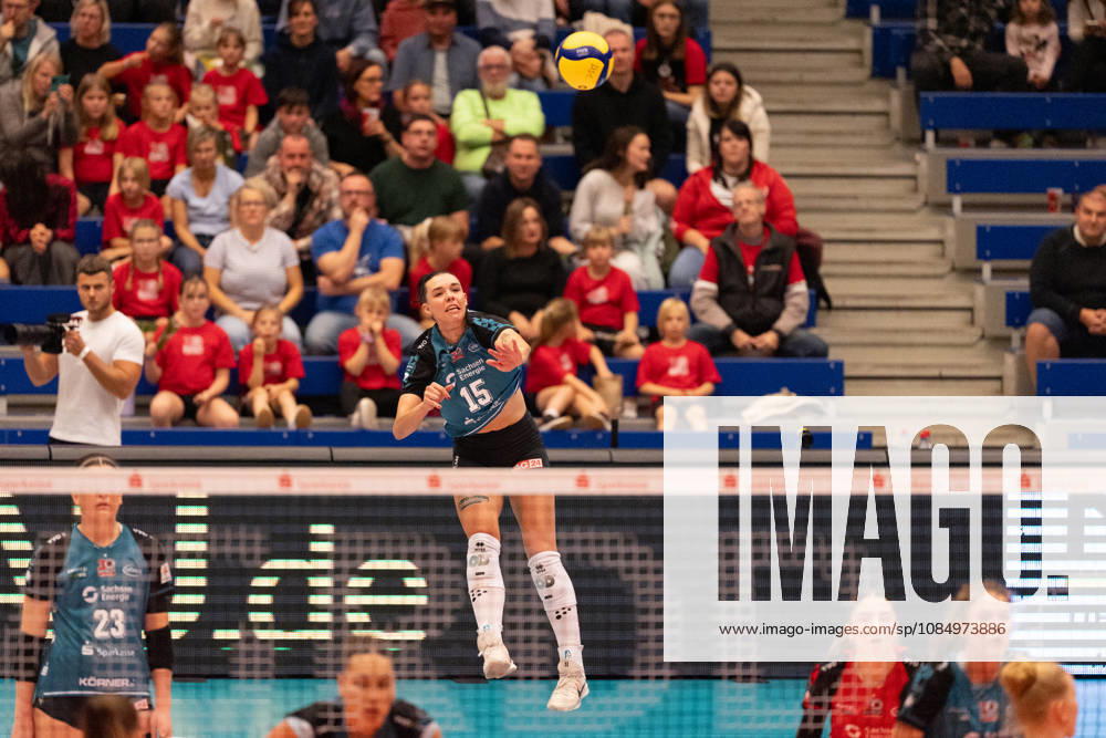 Pictured: Maia Dvoracek (15) serving, Dresdner SC, October 24, 2026; Dresdner SC Binder Blaubären vs. TSV Flacht, DEKRA 1 Bundesliga Women, Volleyball, Germany, Dresden, Cyberport Arena