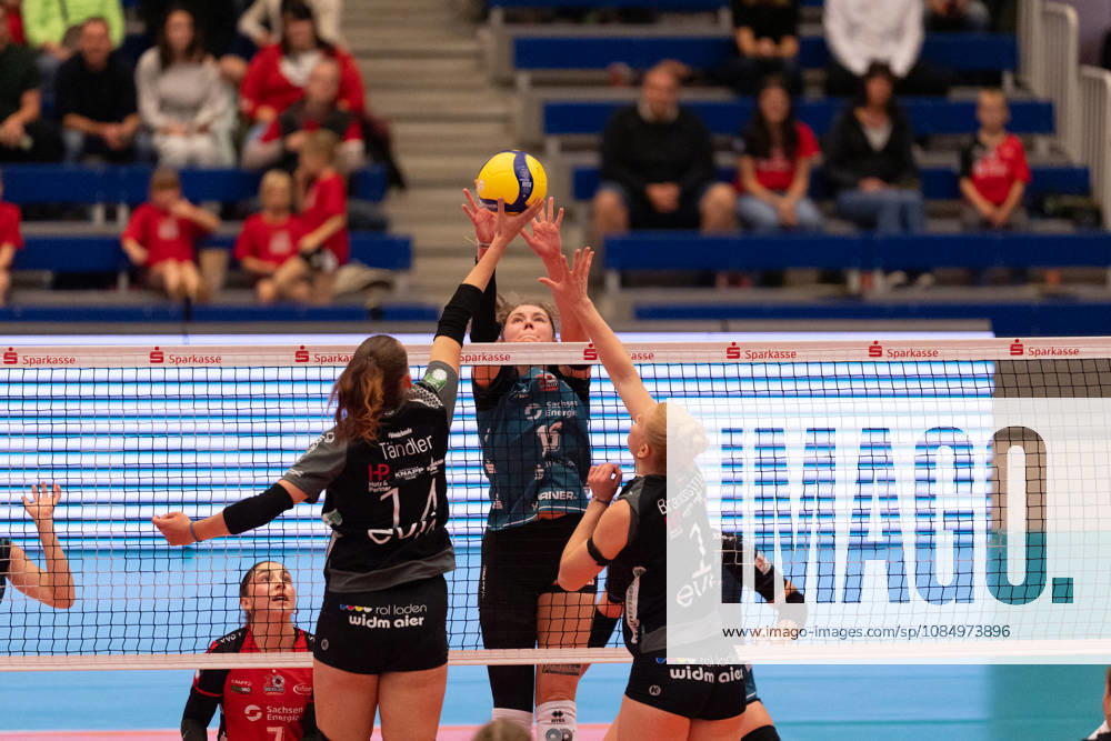 Pictured: Block by Morgan Geddes 16, Dresdner SC 24, October 10, 2026, Dresdner SC Binder Blaubären vs. TSV Flacht, DEKRA 1 Bundesliga Women, Volleyball, Germany, Dresden, Cyberport Arena