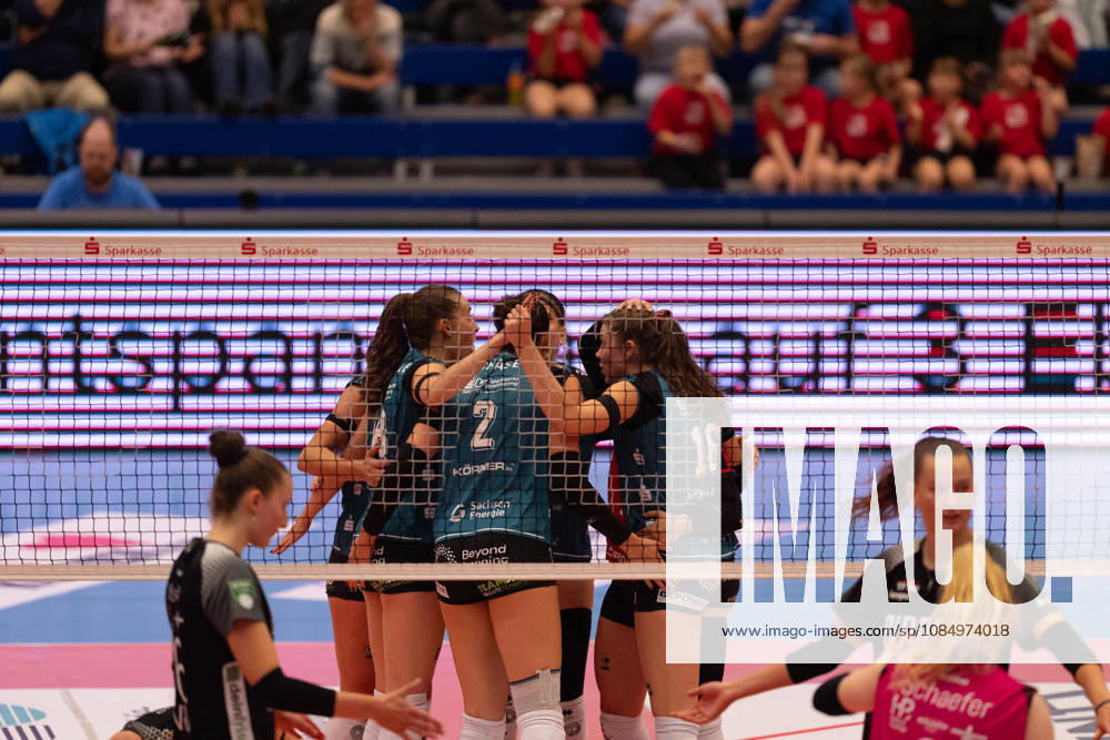 Pictured: Dresdner SC team huddle, October 24, 2026; Dresdner SC Binder Blaubären vs. TSV Flacht; DEKRA 1 Bundesliga Women; Volleyball; Germany; Dresden; Cyberport Arena