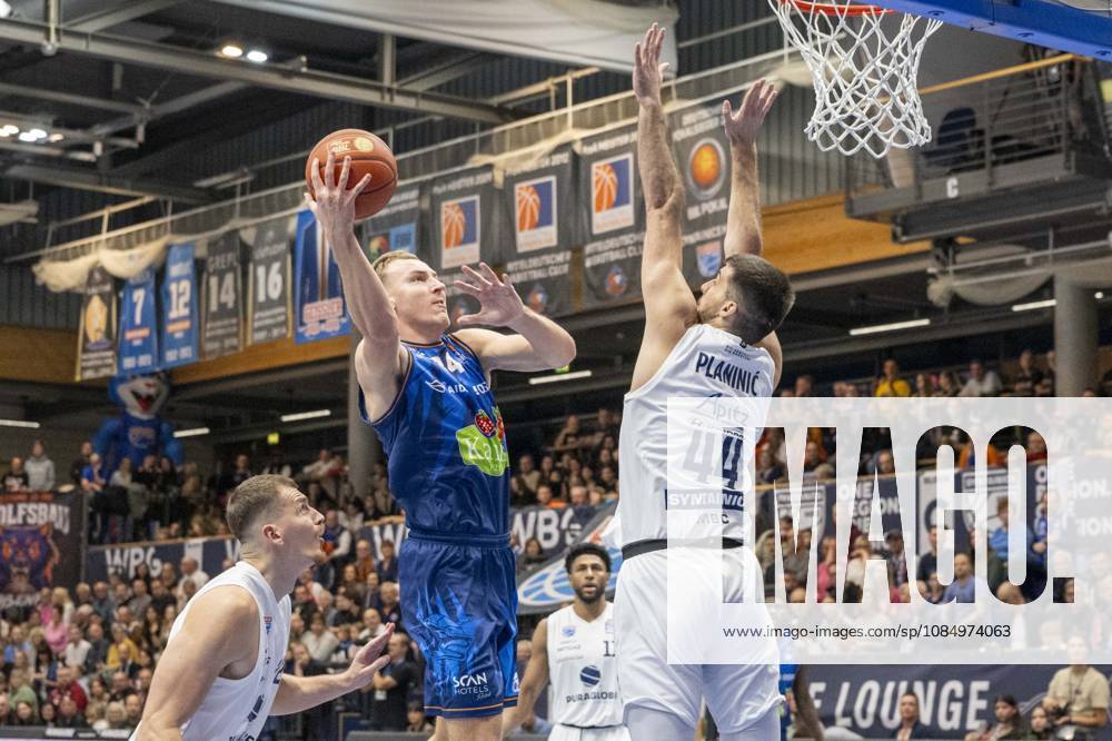 EasyCredit Basketball Bundesliga 2026–2027: Syntainics MBC vs. Rostock Seawolves, Weissenfels, Germany, October 24, 2026. Pictured, from left: Artur Konontsuk (Rostock) and Jure Planinic (Weissenfels). Weissenfels City Hall, Weissenfels, Saxony-Anhalt, Germany