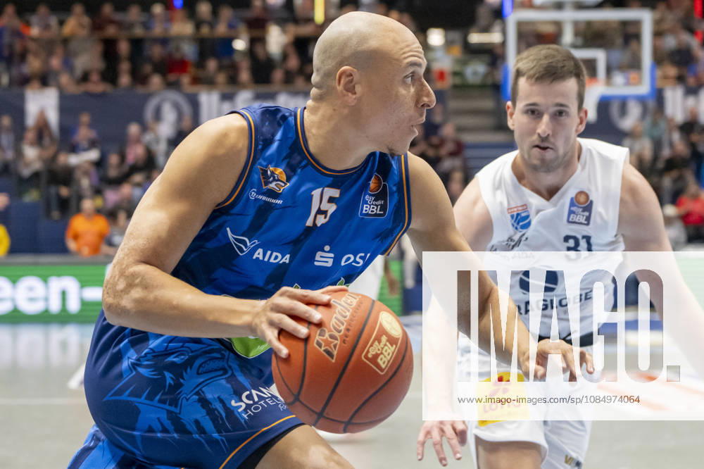 EasyCredit Basketball Bundesliga 2026–2027: Syntainics MBC vs. Rostock Seawolves, Weissenfels, Germany, October 24, 2026. Pictured, from left: Robin Amaize (Rostock) and Spencer Reaves (Weissenfels). Weissenfels Stadthalle, Weissenfels, Saxony-Anhalt, Germany