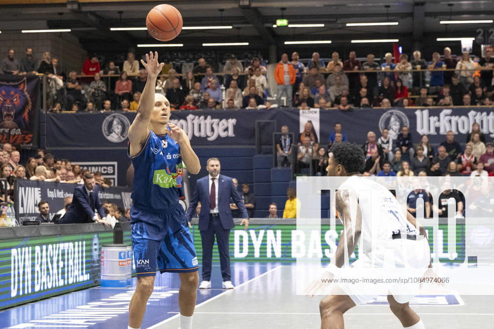 EasyCredit Basketball Bundesliga 2026–2027: Syntainics MBC vs. Rostock Seawolves, Weissenfels, Germany, October 24, 2026. Pictured, from left: Robin Amaize (Rostock) and Anthony Gaines (Weissenfels). Weissenfels Stadthalle, Weissenfels, Saxony-Anhalt, Germany