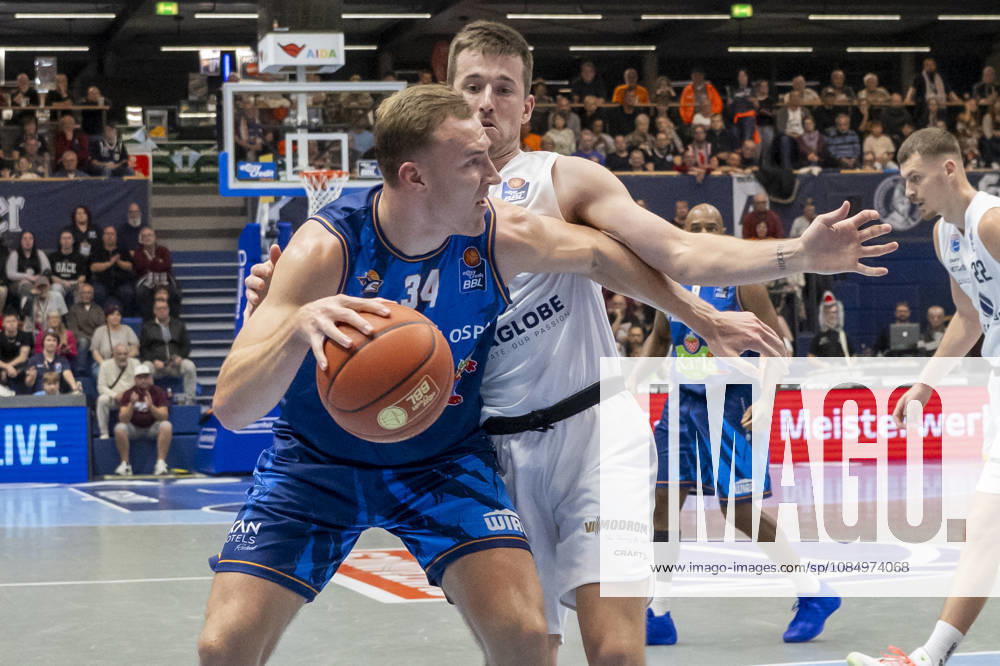 EasyCredit Basketball Bundesliga 2026–2027: Syntainics MBC vs. Rostock Seawolves, Weissenfels, Germany, October 24, 2026. Pictured from left, in a one-on-one matchup: Artur Konontsuk (Rostock) and Spencer Reaves (Weissenfels). Weissenfels City Hall, Weissenfels, Saxony-Anhalt, Germany