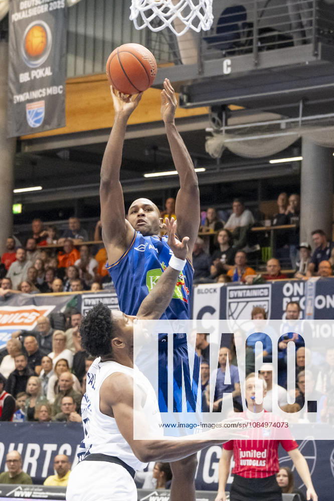 EasyCredit Basketball Bundesliga 2026–2027: Syntainics MBC vs. Rostock Seawolves, Weissenfels, Germany, October 24, 2026. Pictured, from left: Anthony Gaines (Weissenfels) and Robin Amaize (Rostock). Weissenfels Stadthalle, Weissenfels, Saxony-Anhalt, Germany