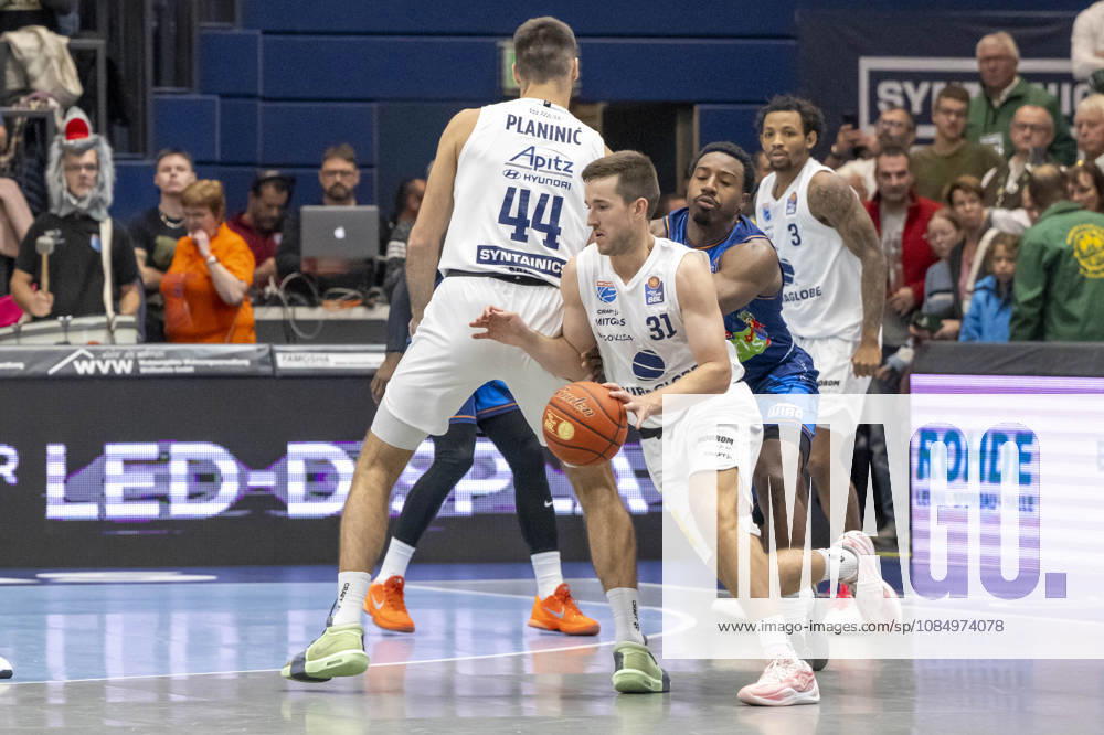 EasyCredit Basketball Bundesliga 2026–2027: Syntainics MBC vs. Rostock Seawolves, Weissenfels, Germany, October 24, 2026. Pictured, from left: Jure Planinic (Weissenfels) and Spencer Reaves (Weissenfels). Weissenfels Stadthalle, Weissenfels, Saxony-Anhalt, Germany