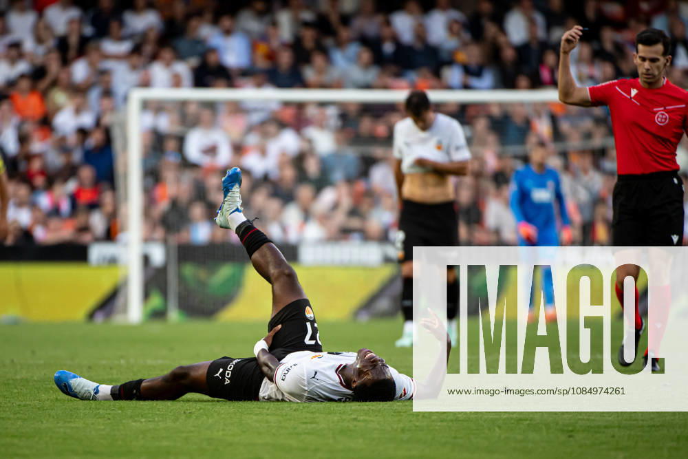 DAVID ORTOBI of Valencia CF who lies on the ground lifting his right leg during the LaLiga EA Sports, match between Valencia CF and Villarreal CF at Mestalla stadium Soccer 2026: LaLiga: Valencia CF - Villarreal CF - ZUMAs385 20261024_zsp_s385_009