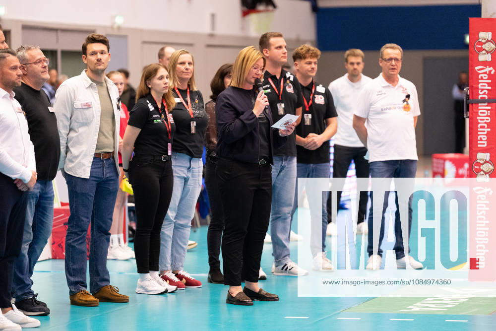 Pictured: Sandra Zimmermann pays tribute to the late Wolfgang Söllner. Dresdner SC, October 24, 2026; Dresdner SC Binder Blaubären vs. TSV Flacht; DEKRA 1 Bundesliga Women; Volleyball; Germany; Dresden; Cyberport Arena