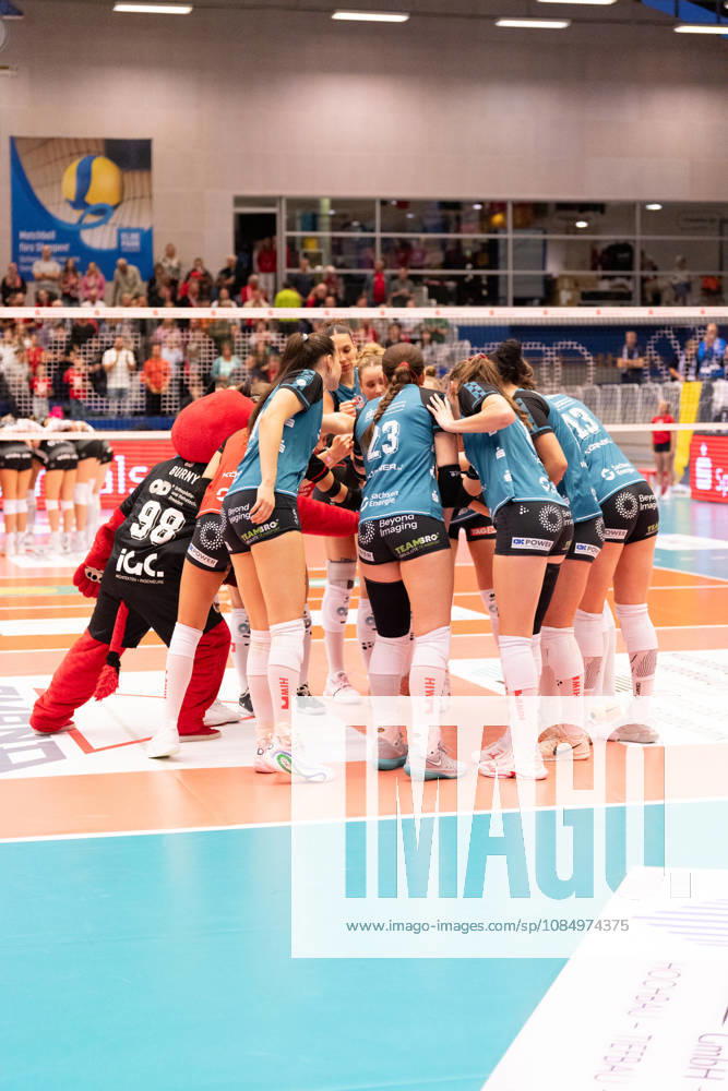 Pictured: Team huddle at the start of the game—Dresdner SC, October 24, 2026; Dresdner SC Binder Blaubären vs. TSV Flacht; DEKRA 1 Bundesliga Women; Volleyball; Germany; Dresden; Cyberport Arena
