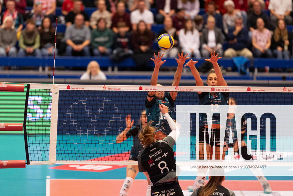 In the photo: Block by Maia Dvoracek 15, Dresdner SC, and Mette Marleen Pfeffer 12, Dresdner SC, October 24, 2026, Dresdner SC Binder Blaubären TSV Flacht, DEKRA 1st Bundesliga Women, Volleyball, Germany, Dresden, Cyberport Arena