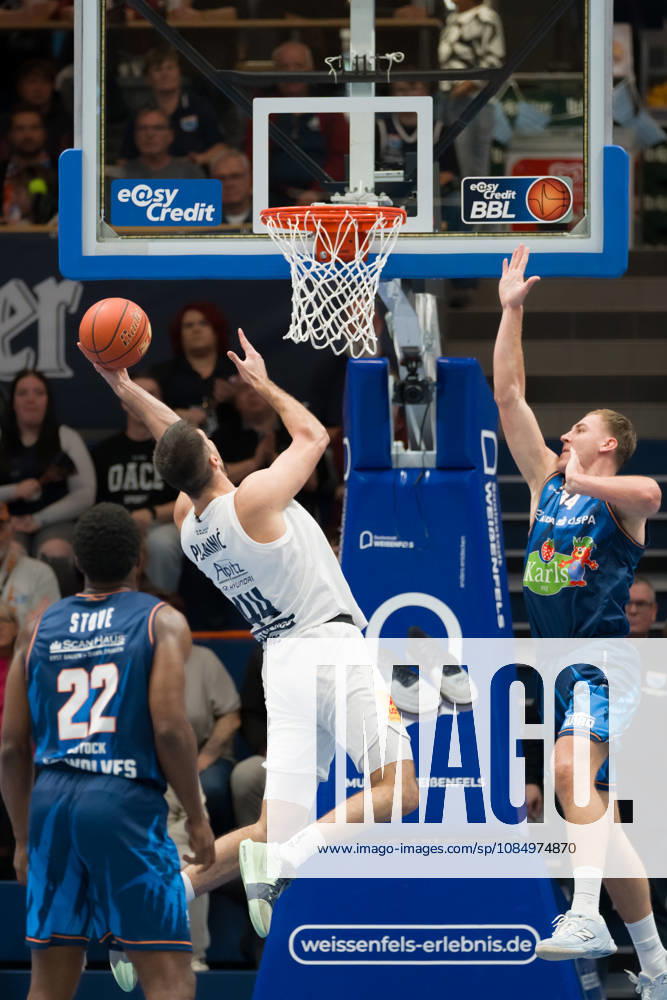 Johnathan Stove (Rostock), 22, Jure Planinic (MBC), 44, Artur Konontsuk (Rostock), 34, Syntainics MBC vs. Rostock Seawolves, BBL, Men s Basketball 1st Bundesliga, Matchday 6 of the 2026–27 season, October 24, 2026, Weißenfels Stadthalle, Saxony-Anhalt, Germany