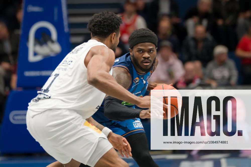 Anthony Gaines MBC, 11, TJ Crockett Jr. Rostock, 0, Syntainics MBC vs. Rostock Seawolves, BBL, Men s Basketball 1st Bundesliga, Matchday 6 of the 2026–27 season, October 24, 2026, Weißenfels Stadthalle, Saxony-Anhalt, Germany