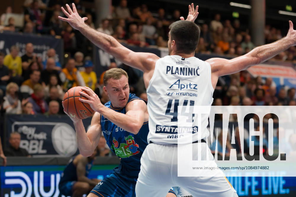 Artur Konontsuk, Rostock, 34; Jure Planinic, MBC, 44; Syntainics MBC vs. Rostock Seawolves, BBL, Men s Basketball 1st Bundesliga, Matchday 6 of the 2026–27 season, October 24, 2026, Weißenfels Stadthalle, Saxony-Anhalt, Germany