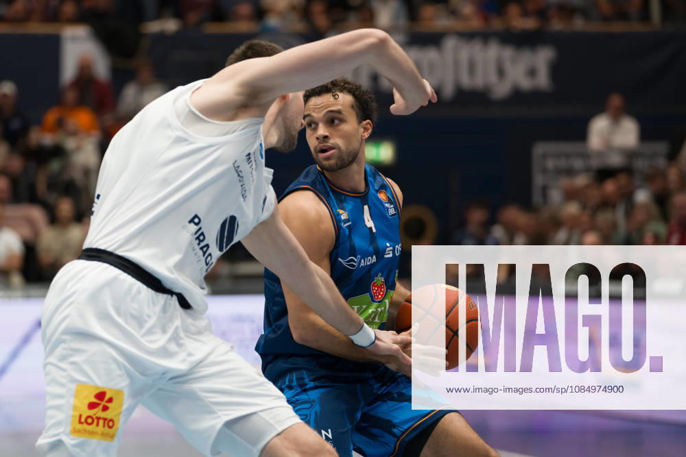 Borisa Simanic MBC, 22, Elias Baggette Rostock, 4, Syntainics MBC vs. Rostock Seawolves, BBL, Men s Basketball 1st Bundesliga, Matchday 6 of the 2026–27 season, October 24, 2026, Weißenfels Stadthalle, Saxony-Anhalt, Germany