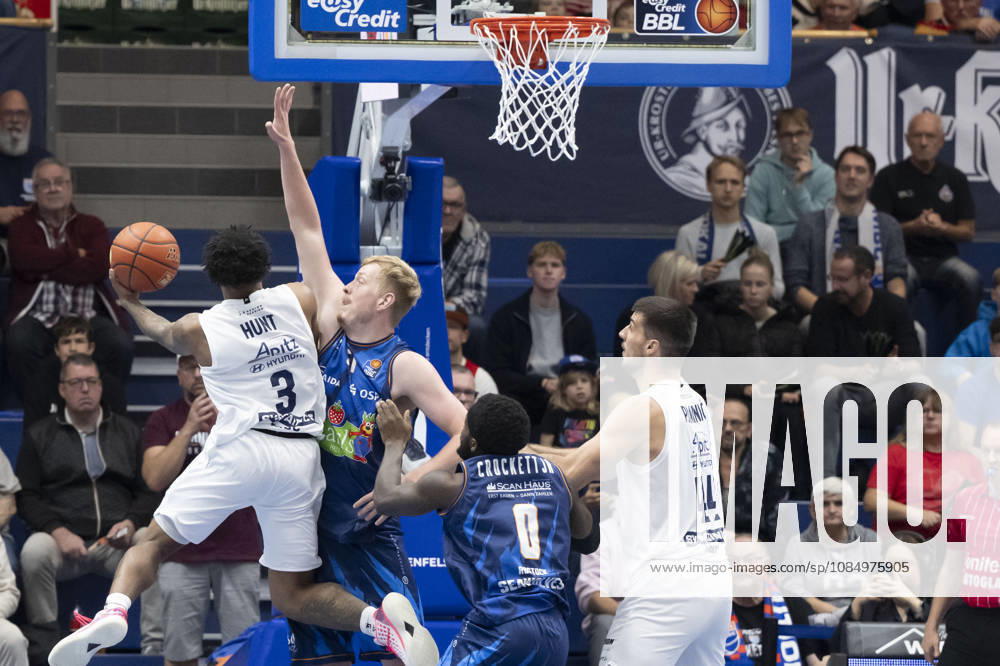 EasyCredit Basketball Bundesliga 2026–2027: Syntainics MBC vs. Rostock Seawolves, Weissenfels, Germany, October 24, 2026. Pictured, from left, in a one-on-one matchup: DeLonnie Hunt (Weissenfels), Bent Leuchten (Rostock) and Jure Planinic (Weissenfels). Weissenfels Stadthalle, Weissenfels, Saxony-Anhalt, Germany