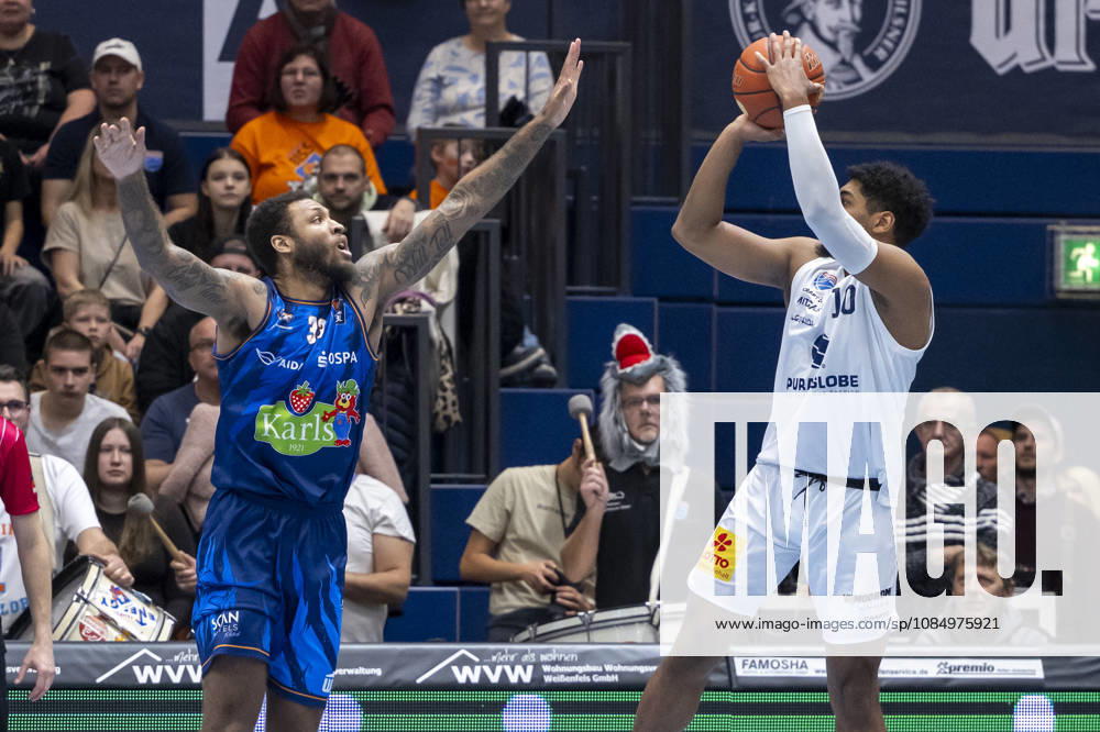 EasyCredit Basketball Bundesliga 2026–2027: Syntainics MBC vs. Rostock Seawolves, Weissenfels, Germany, October 24, 2026. Pictured, from left: Todd Withers (Rostock) and Kostja Mushidi (Weissenfels). Weissenfels Stadthalle, Weissenfels, Saxony-Anhalt, Germany