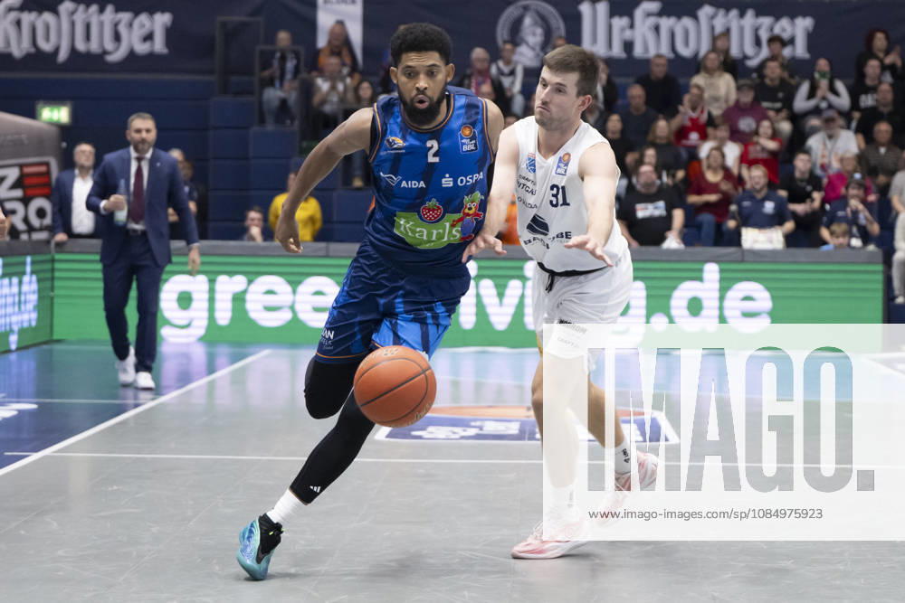 EasyCredit Basketball Bundesliga 2026–2027: Syntainics MBC vs. Rostock Seawolves, Weissenfels, Germany, October 24, 2026. Pictured, from left, in a one-on-one matchup: Zach Copeland (Rostock) and Spencer Reaves (Weissenfels). Weissenfels Stadthalle, Weissenfels, Saxony-Anhalt, Germany