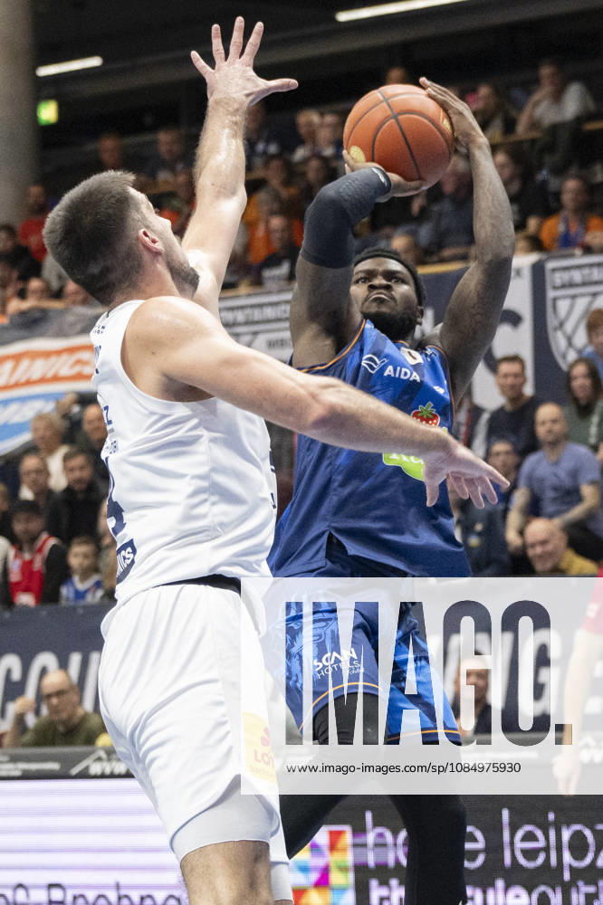 EasyCredit Basketball Bundesliga 2026–2027: Syntainics MBC vs. Rostock Seawolves, Weissenfels, Germany, October 24, 2026. Pictured, from left: Jure Planinic (Weissenfels) and Zach Copeland (Rostock). Weissenfels City Hall, Weissenfels, Saxony-Anhalt, Germany