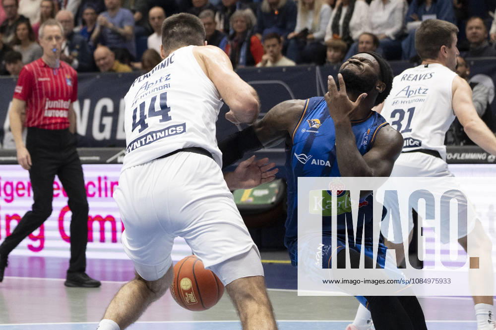 EasyCredit Basketball Bundesliga 2026–2027: Syntainics MBC vs. Rostock Seawolves, Weissenfels, Germany, October 24, 2026. Pictured, from left, in a one-on-one matchup: Jure Planinic (Weissenfels) and Zach Copeland (Rostock). Weissenfels Stadthalle, Weissenfels, Saxony-Anhalt, Germany