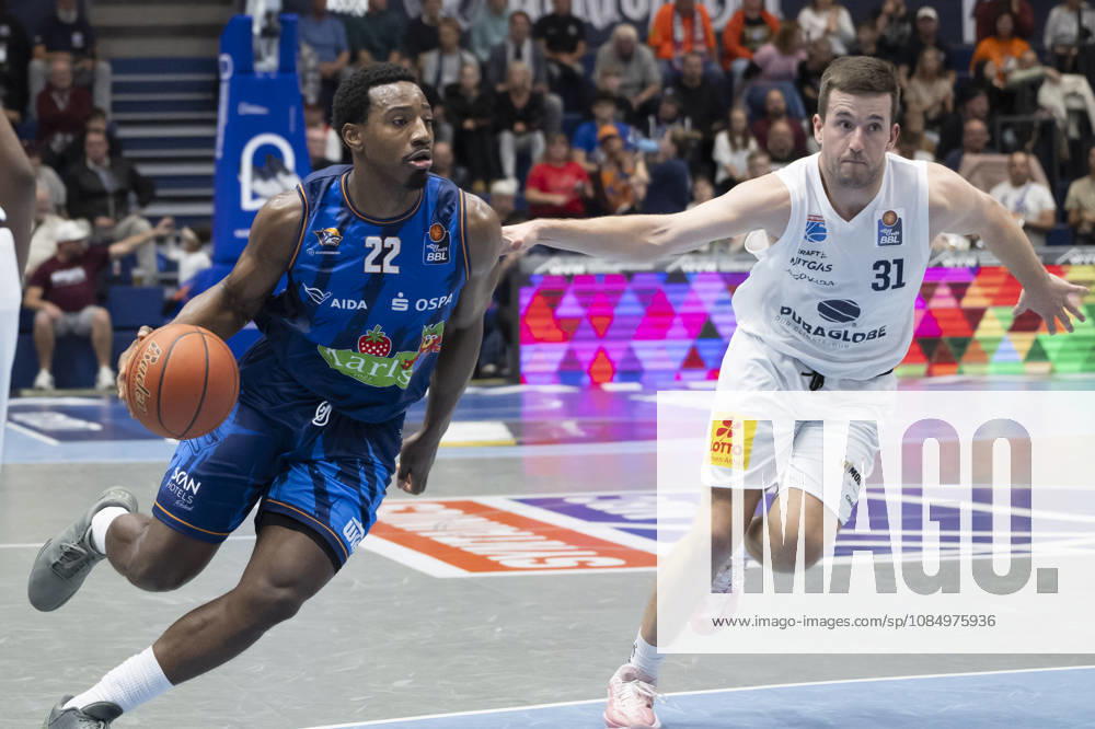 EasyCredit Basketball Bundesliga 2026–2027: Syntainics MBC vs. Rostock Seawolves, Weissenfels, Germany, October 24, 2026. Pictured, from left: Jonathan Stove (Rostock) and Spencer Reaves (Weissenfels). Weissenfels Stadthalle, Weissenfels, Saxony-Anhalt, Germany