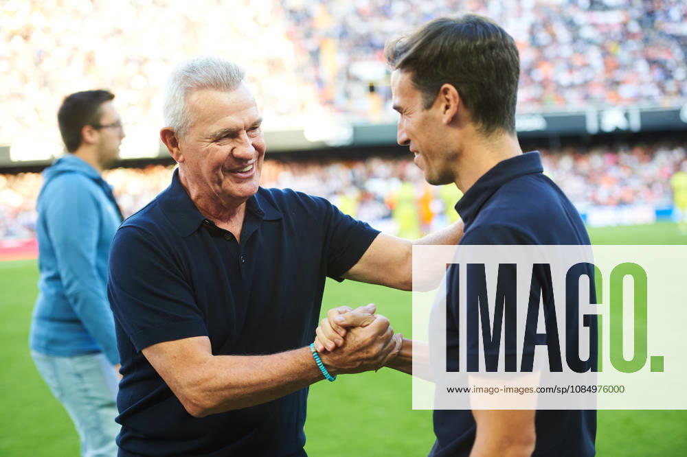 Valencia CF head coach Javier Aguirre and Villarreal CF head coach Ínigo Pérez during the LaLiga EA Sports match between Valencia CF and Villarreal CF at Mestalla on October 24, 2026, in Valencia, Spain