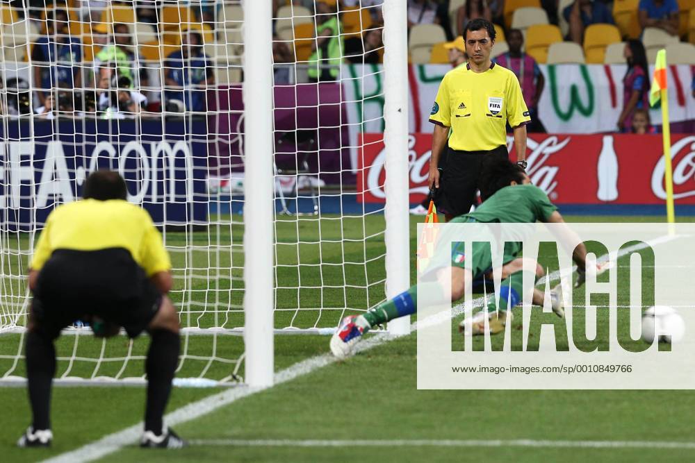 Gianluigi BUFFON hält den entscheidenden 11m, Strafstoss, Strafe, Elfmeter, Strafstoß , Elfmeterschiessen, wehrt den Ball ab, fängt, fangen, festhalten, Aktion, Einzelbild, Freisteller, Reaktion, ITALIEN - ENGLAND ( : ) Viertelfinale Fussball Nationalmannschaft, Italy, United Kingdom EM Euro 2012 am 24.06.2012 in Kiew U K R A I N E , Europameisterschaft 2012 in P o l e n, U k r a i n e -