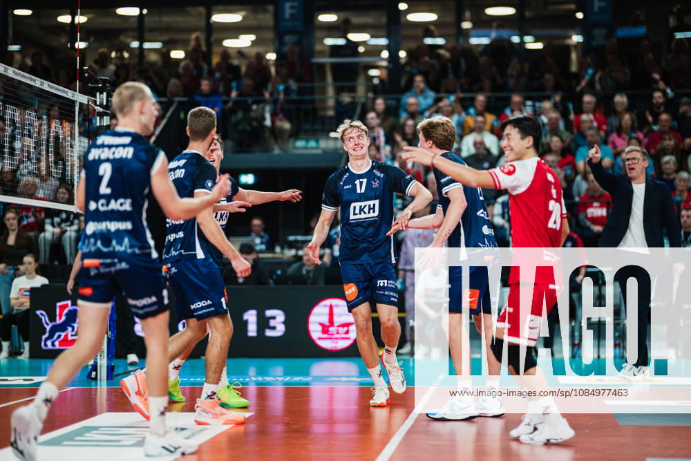 VBL SVG Lüneburg vs. SV Warnemünde, October 24, 2026; Axel Valentin Enlund 17, SVG Lüneburg celebrates with the team. Volleyball, Bundesliga, Matchday 2, SVG Lüneburg vs. SV Warnemünde on October 24, 2026, at the LKH Arena, Lüneburg