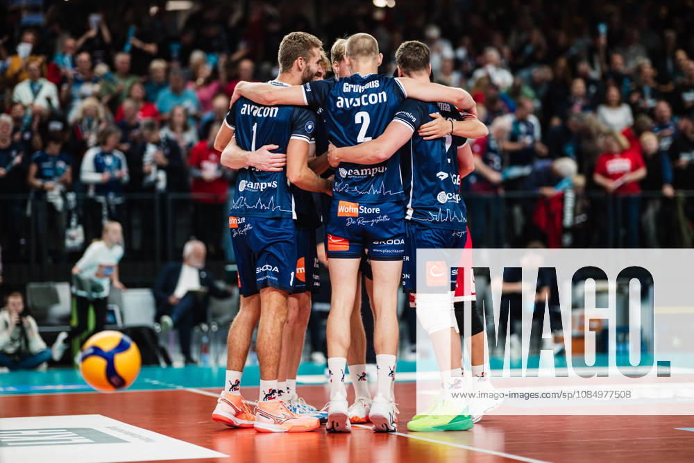 VBL: SVG Lüneburg vs. SV Warnemünde, October 24, 2026—SVG Lüneburg Stands Together—Volleyball, Bundesliga, Matchday 2, SVG Lüneburg vs. SV Warnemünde on October 24, 2026, at the LKH Arena, Lüneburg