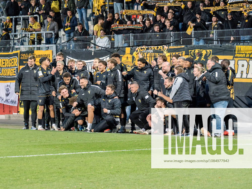 After the game, Alemannia Aachen thanks the spectators for their applause; fans, fan section, fan block, atmosphere, support, applause, gestures, support, GER, soccer, VfB Stuttgart II vs. Alemannia Aachen, 3rd Division, Matchday 11, Aspach, 2026–2027 season, October 24, 2026 GER, soccer, VfB Stuttgart II vs. Alemannia Aachen, 3rd Division, Matchday 11, Aspach, 2026–2027 season, October 24, 2026 Aspach