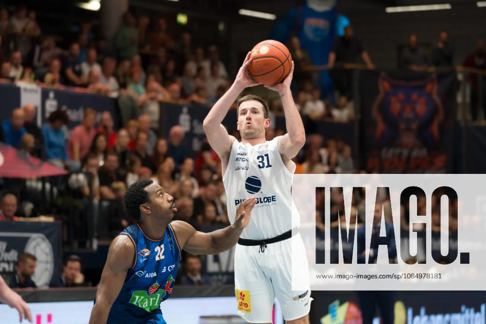 Johnathan Stove Rostock, 22, Spencer Reaves MBC, 31, Syntainics MBC vs. Rostock Seawolves, BBL, Men s Basketball 1st Bundesliga, Matchday 6 of the 2026–27 season, October 24, 2026, Weißenfels Stadthalle, Saxony-Anhalt, Germany