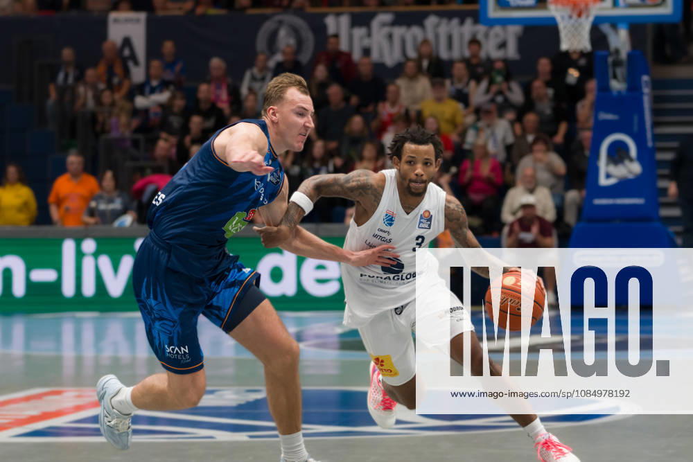 Artur Konontsuk, Rostock, 34; DeLonnie Hunt, MBC, 3; Syntainics MBC vs. Rostock Seawolves, BBL, Men s Basketball 1st Bundesliga, Matchday 6 of the 2026–27 season, October 24, 2026, Weißenfels Stadthalle, Saxony-Anhalt, Germany