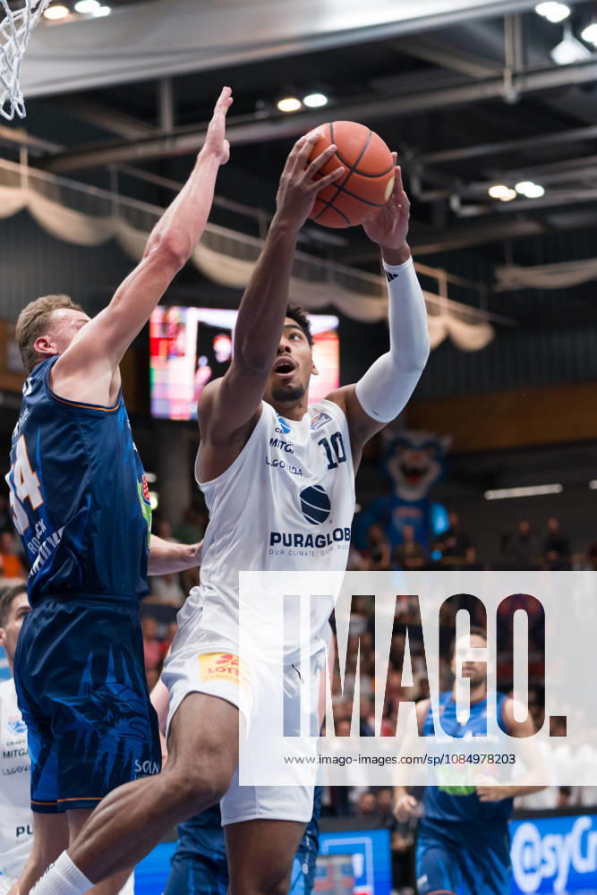 Artur Konontsuk, Rostock, 34; Kostja Mushidi, MBC, 10; Syntainics MBC vs. Rostock Seawolves, BBL, Men s Basketball 1st Bundesliga, Matchday 6 of the 2026–27 season, October 24, 2026, Weißenfels Stadthalle, Saxony-Anhalt, Germany