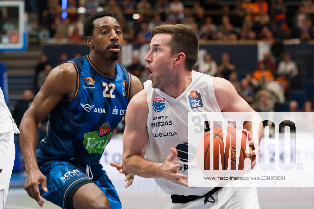 Johnathan Stove Rostock, 22, Spencer Reaves MBC, 31, Syntainics MBC vs. Rostock Seawolves, BBL, Men s Basketball 1st Bundesliga, Matchday 6 of the 2026–27 season, October 24, 2026, Weißenfels Stadthalle, Saxony-Anhalt, Germany