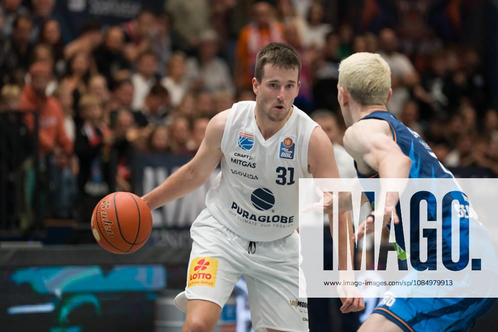 Spencer Reaves MBC, 31, Philipp Hartwich Rostock, 7, Syntainics MBC vs. Rostock Seawolves, BBL, Men s Basketball 1st Bundesliga, Matchday 6 of the 2026–27 season, October 24, 2026, Weißenfels Stadthalle, Saxony-Anhalt, Germany