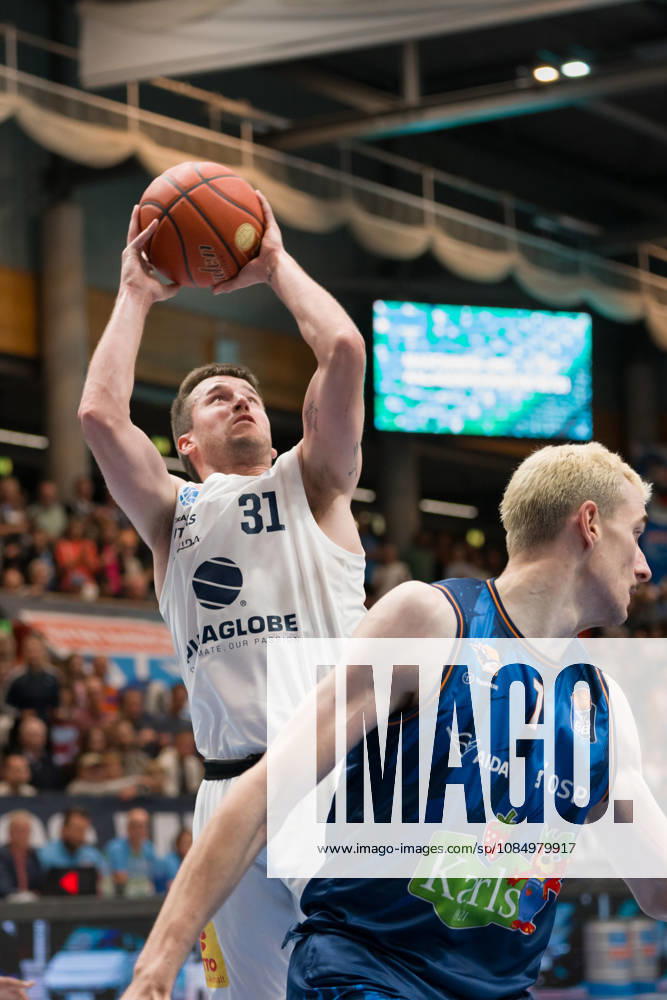 Spencer Reaves MBC, 31, Philipp Hartwich Rostock, 7, Syntainics MBC vs. Rostock Seawolves, BBL, Men s Basketball 1st Bundesliga, Matchday 6 of the 2026–27 season, October 24, 2026, Weißenfels Stadthalle, Saxony-Anhalt, Germany