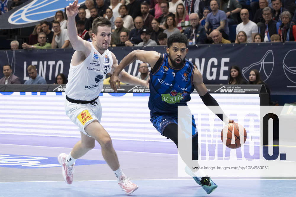 EasyCredit Basketball Bundesliga 2026–2027: Syntainics MBC vs. Rostock Seawolves, Weissenfels, Germany, October 24, 2026. Pictured, from left: Spencer Reaves (Weissenfels) and Zach Copeland (Rostock). Weissenfels Stadthalle, Weissenfels, Saxony-Anhalt, Germany